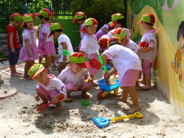 nha tre choi cat (3)